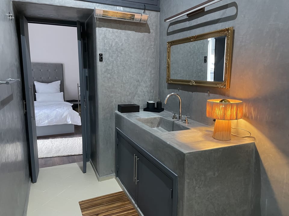 Comfort Double Room (deux) | Bathroom | Separate tub and shower, designer toiletries, hair dryer, bathrobes