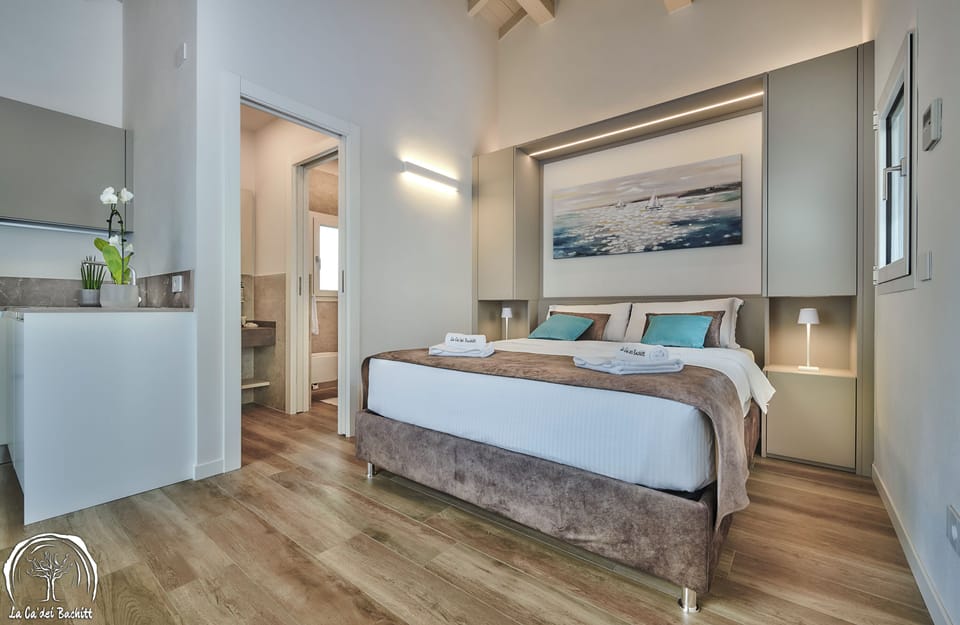Studio | Hypo-allergenic bedding, down comforters, minibar, in-room safe