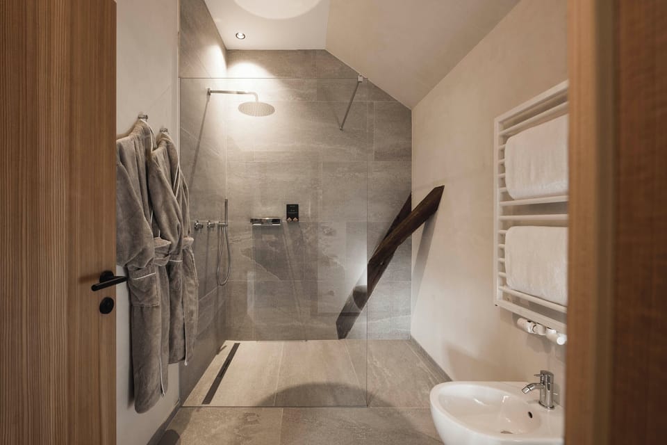 Junior Suite, 1 Queen Bed, Non Smoking | Bathroom | Shower, rainfall showerhead, designer toiletries, hair dryer