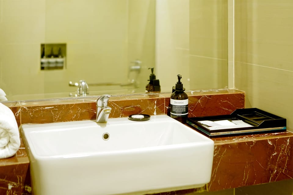 Junior Suite | Bathroom | Shower, designer toiletries, bidet, towels