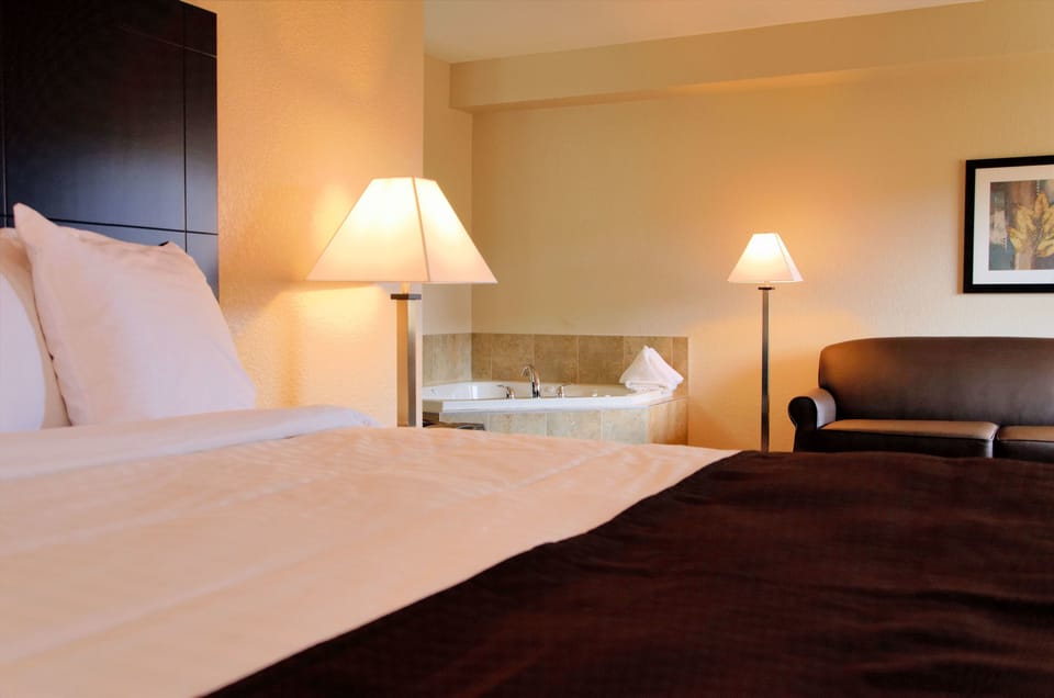 Suite, 1 King Bed with Jetted Tub, Non Smoking | Premium bedding, pillowtop beds, desk, laptop workspace