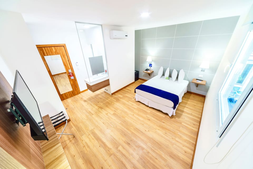 Standard Room, 1 Queen Bed | Minibar, in-room safe, desk, blackout drapes