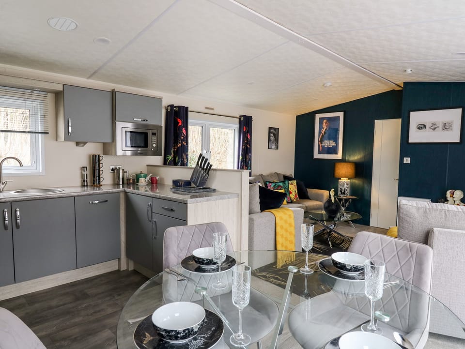 Cottage | Private kitchen | Dishwasher, cookware/dishes/utensils