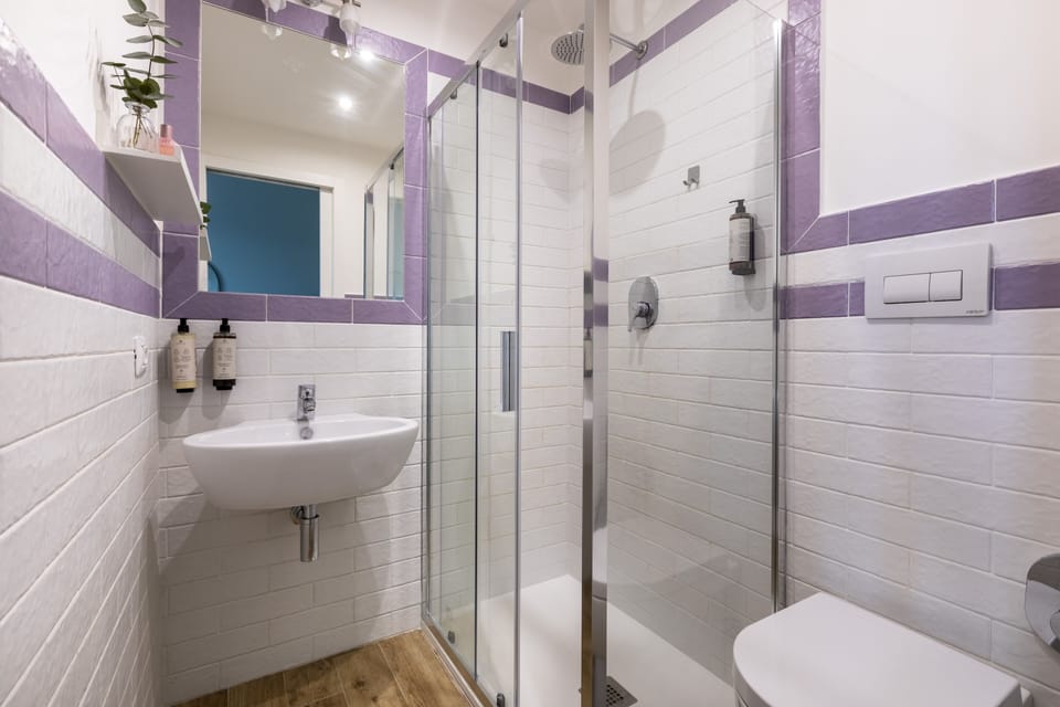 Double Room | Bathroom | Free toiletries, hair dryer