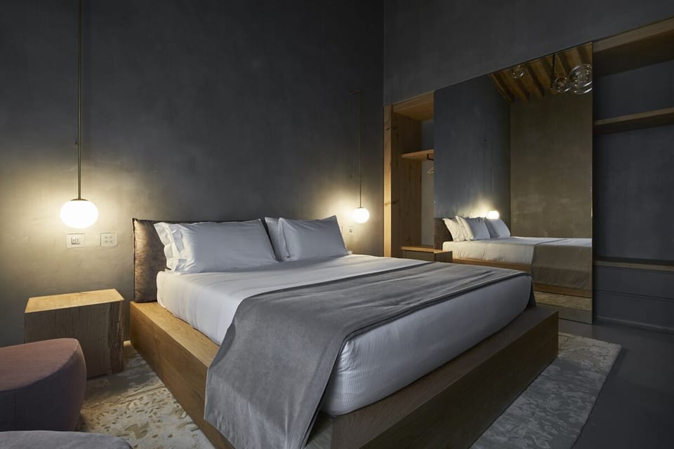 1 bedroom, Egyptian cotton sheets, premium bedding, down comforters