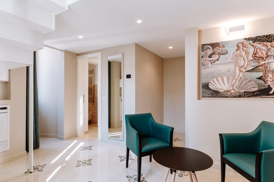Suite con balcone e soppalco | Living area | 43-inch Smart TV with digital channels