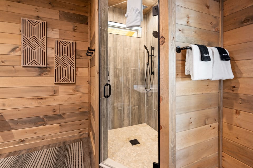 Talkin' Tennessee 3 Bedroom Cabin by RedAwning Cabin in Sevier County