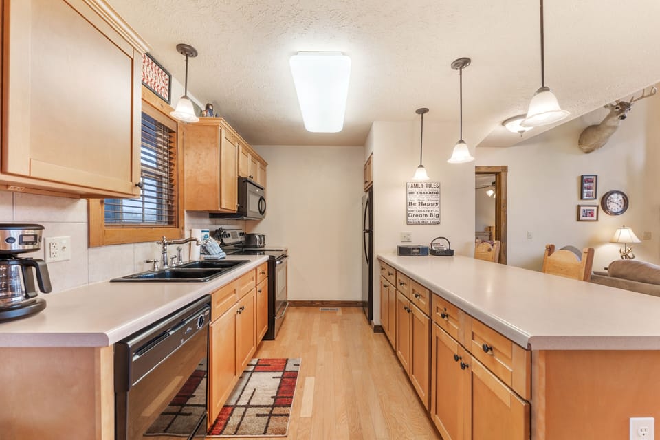 Cabin, 4 Bedrooms | Private kitchen | Coffee/tea maker, fridge, oven, toaster