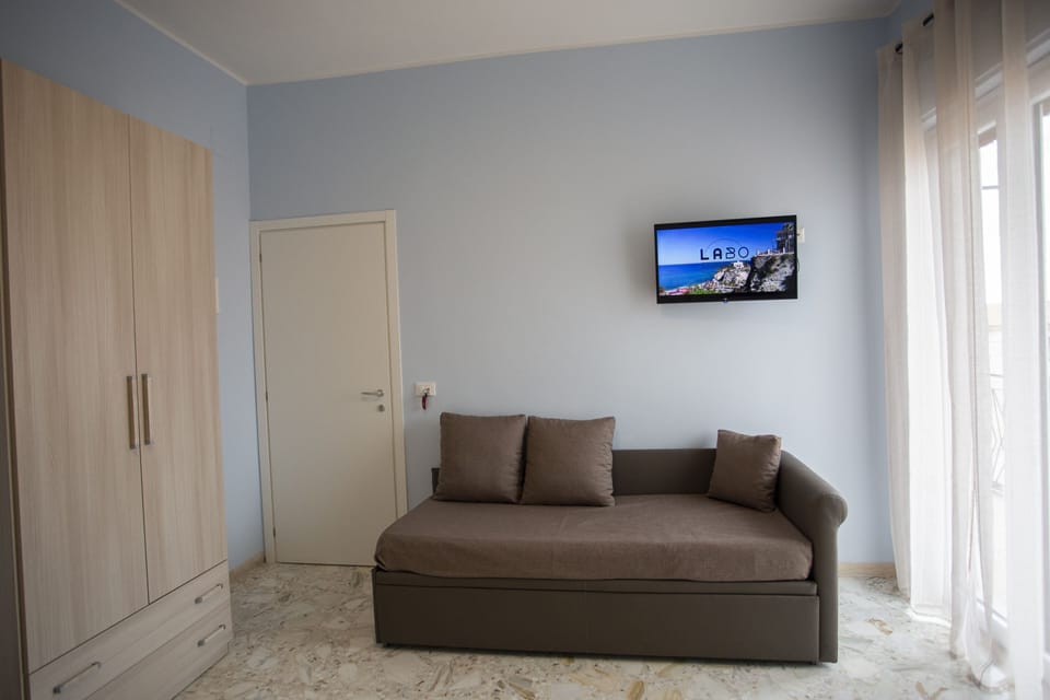 Deluxe Quadruple Room | Desk, soundproofing, free WiFi, bed sheets