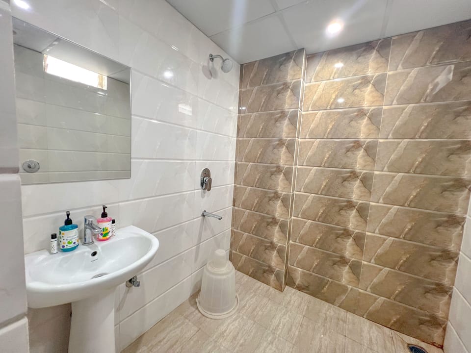 Shower, towels