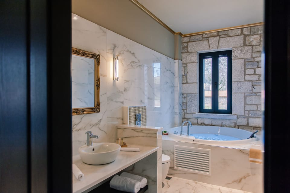 Superior Suite, Jetted Tub, Mountain View | Bathroom | Free toiletries, hair dryer, bathrobes, slippers
