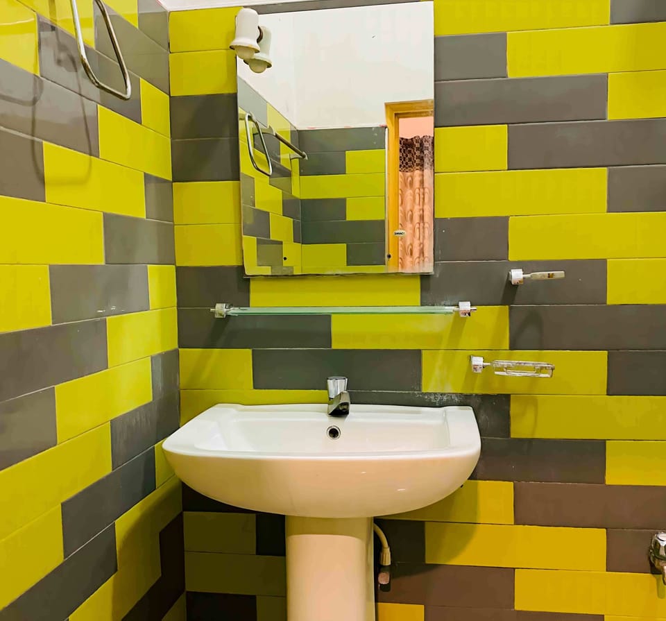 Deluxe Triple Room | Bathroom | Shower, rainfall showerhead, free toiletries, towels