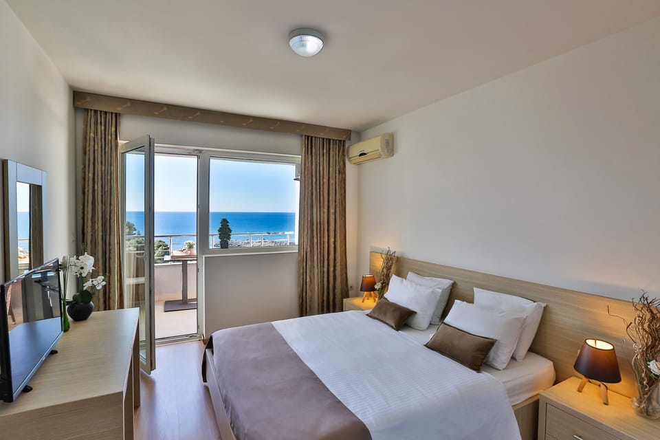 Standard Suite | Desk, soundproofing, free WiFi, bed sheets