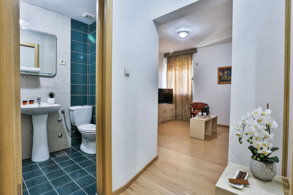 Standard Suite | Desk, soundproofing, free WiFi, bed sheets