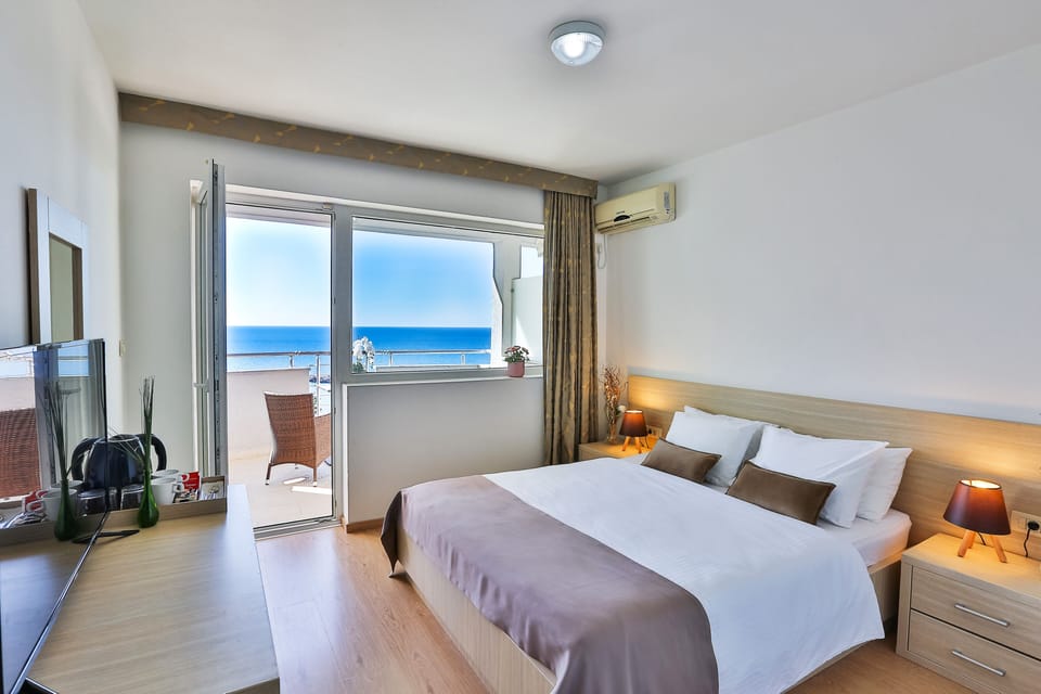 Comfort Double Room | Desk, soundproofing, free WiFi, bed sheets