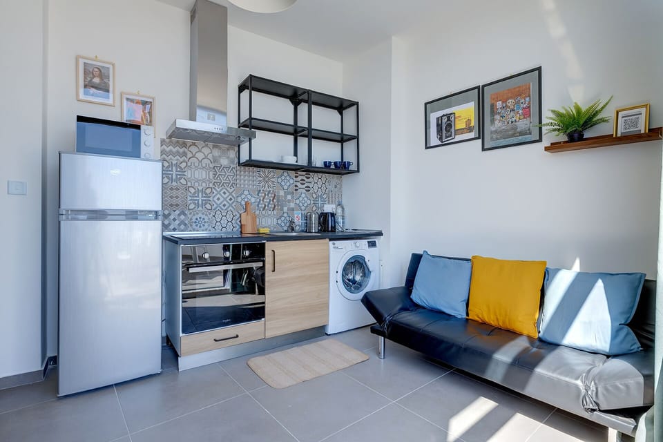 Room 12 | Private kitchen | Fridge, electric kettle