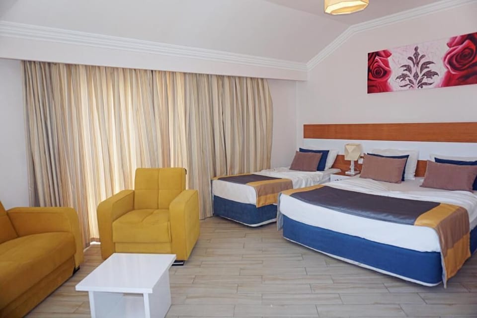 Standard Room, Pool View | Minibar, in-room safe, desk, cribs (free)