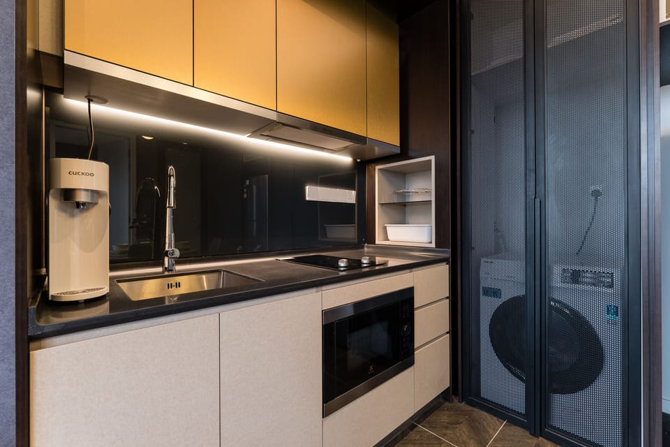 Deluxe Apartment | Private kitchen | Fridge, microwave, electric kettle, rice cooker
