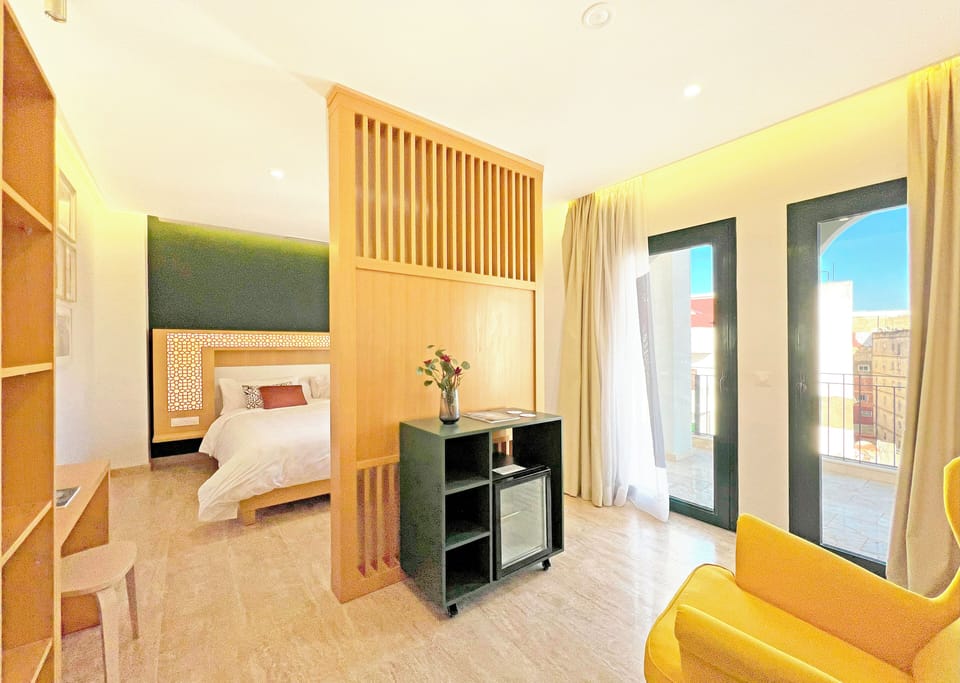 Habitación Doble con Salón | Minibar, in-room safe, desk, blackout drapes