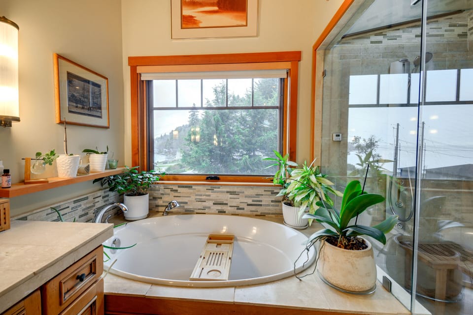 Vashon Island Retreat: Sound Views & Beach Access! Cottage in Vashon