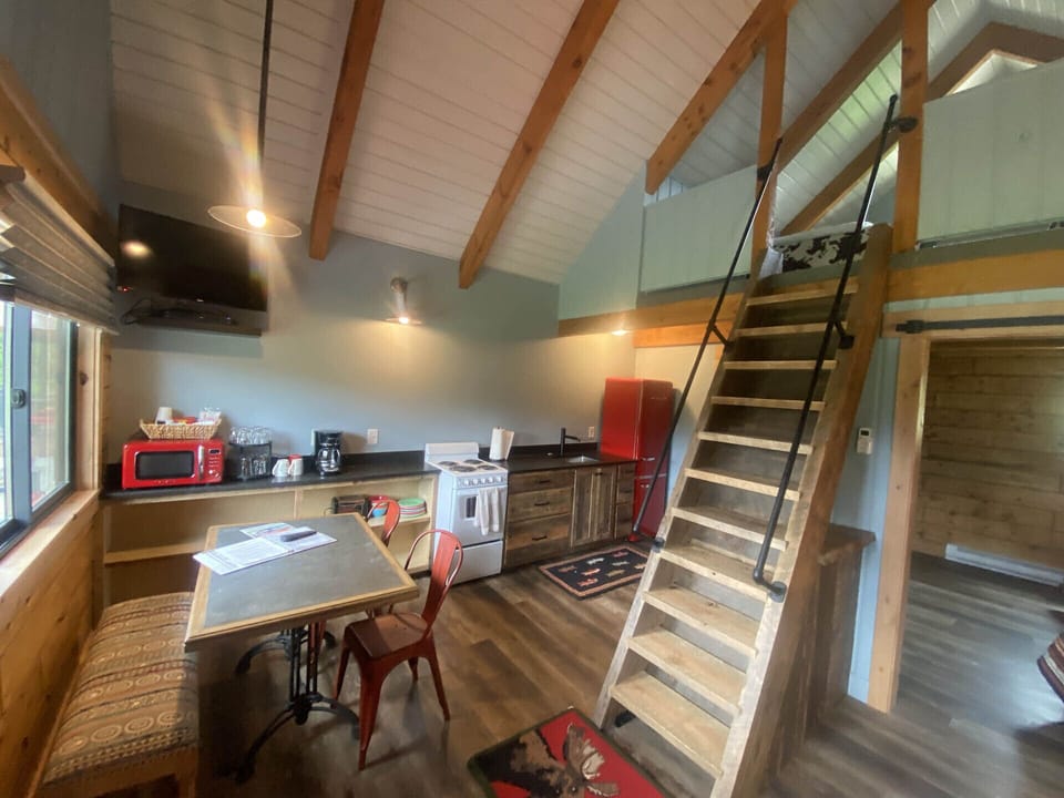 Deluxe Cabin | Private kitchen | Full-size fridge, microwave, oven, stovetop