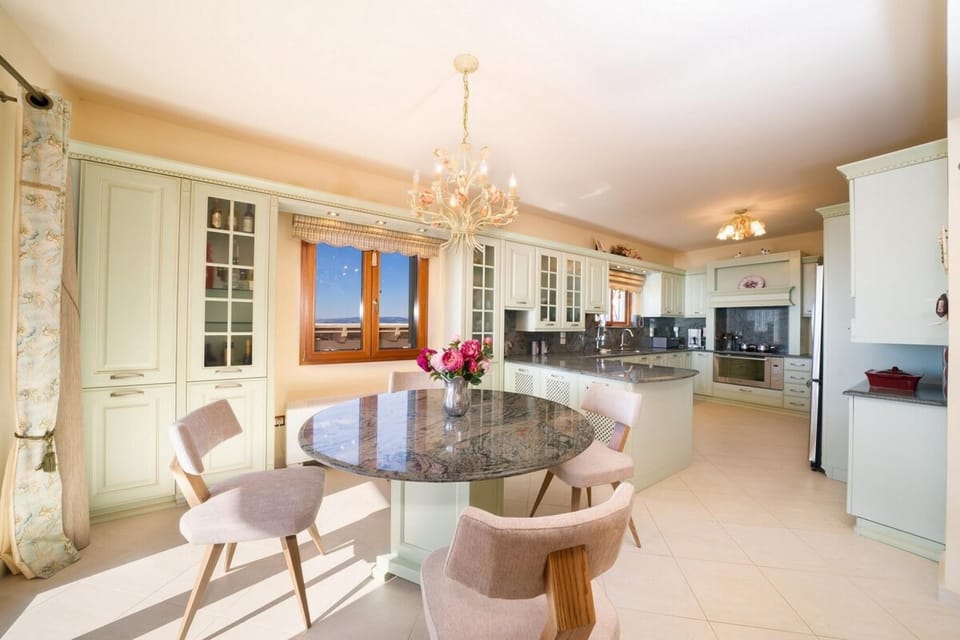 House | 5 bedrooms, desk
