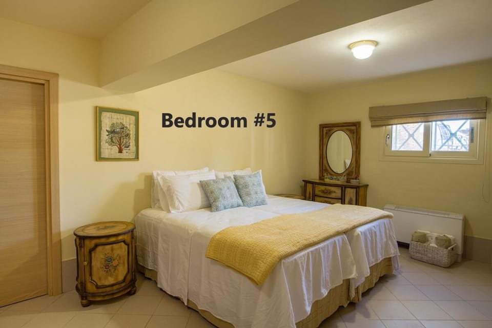House | 5 bedrooms, desk