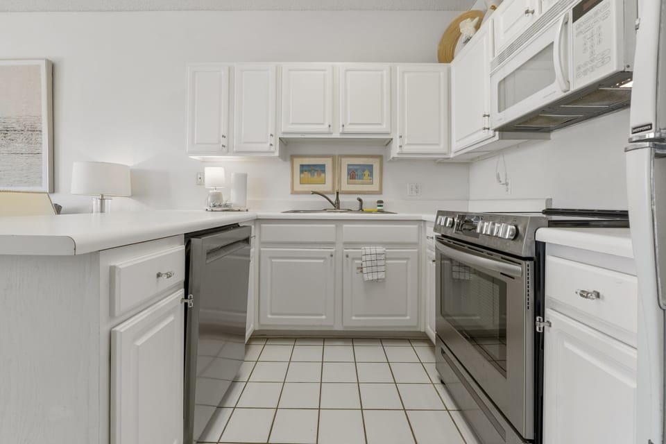 Full-size fridge, microwave, oven, stovetop