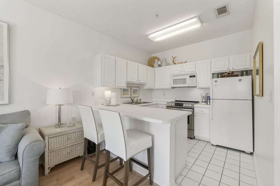 Full-size fridge, microwave, oven, stovetop