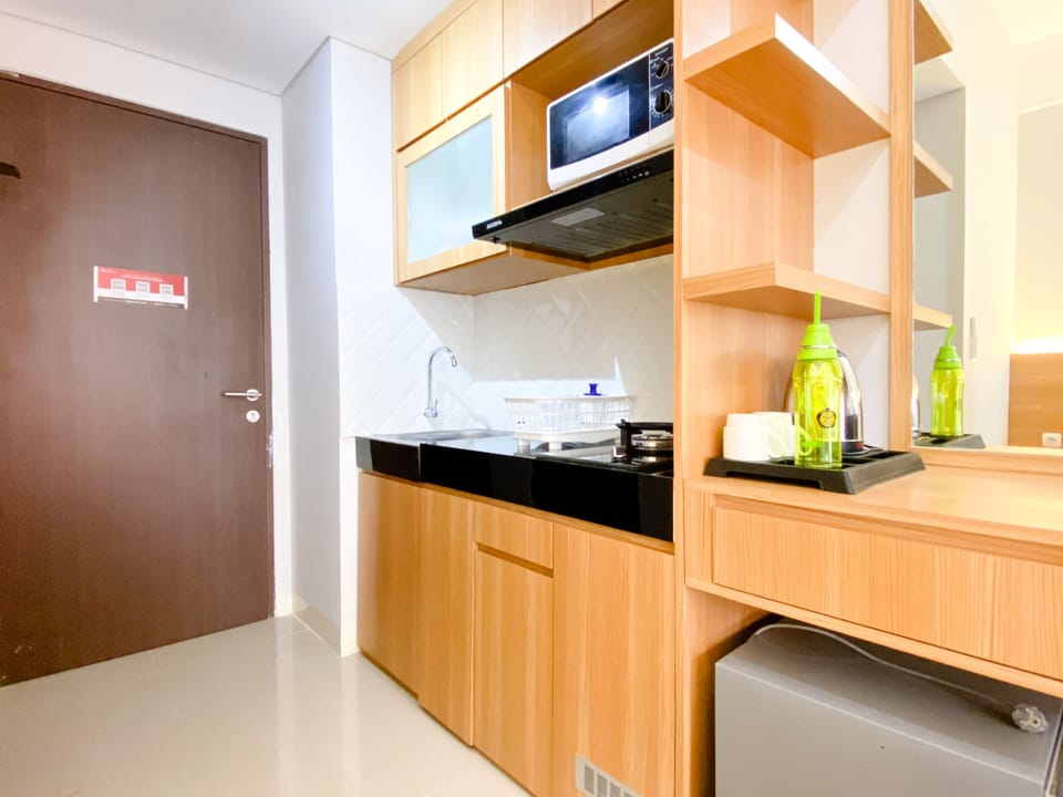 Studio | Private kitchen | Full-size fridge, stovetop