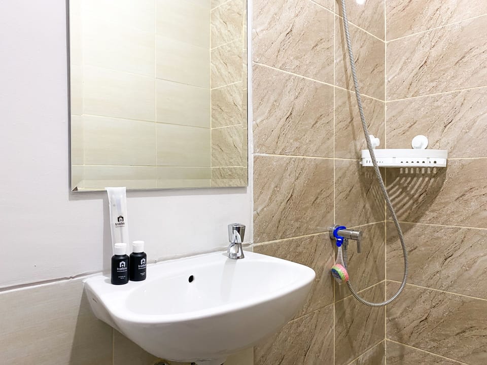 Studio | Bathroom | Shower, towels, soap, shampoo