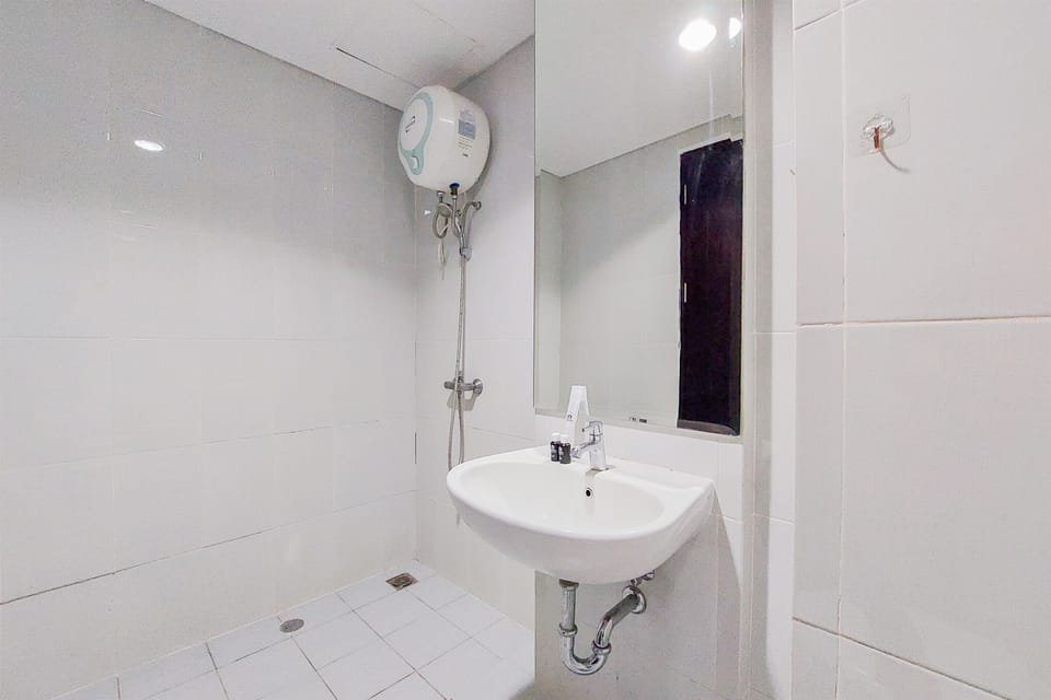 Studio | Bathroom | Shower, towels, soap, shampoo