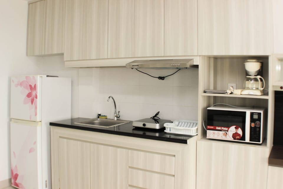 Studio | Private kitchen | Full-size fridge, stovetop