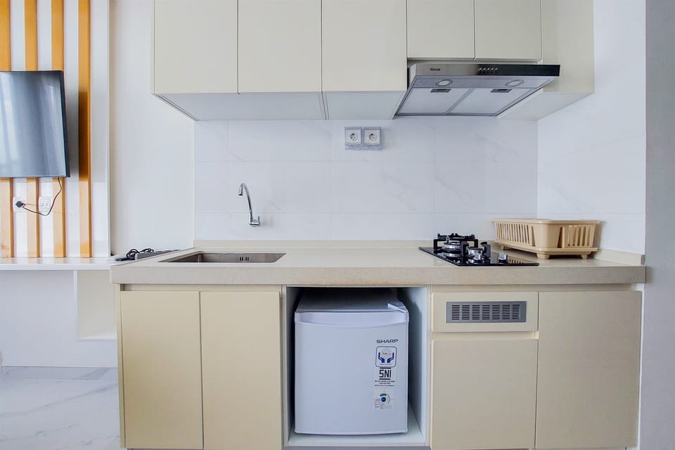 Studio, 1 Queen Bed | Private kitchen | Mini-fridge, stovetop, rice cooker