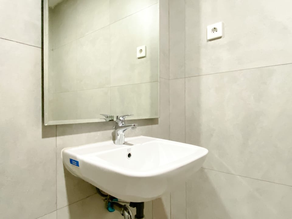 Studio | Bathroom | Shower, towels, soap, shampoo