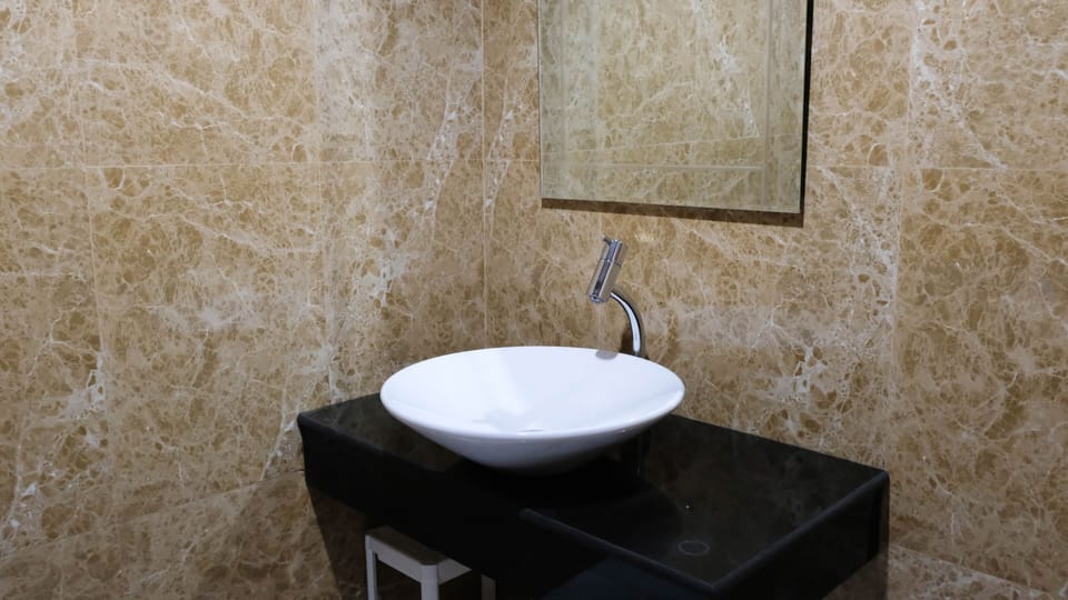 Studio | Bathroom