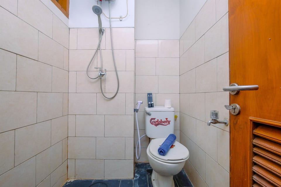 Studio | Bathroom | Shower, towels, soap, shampoo