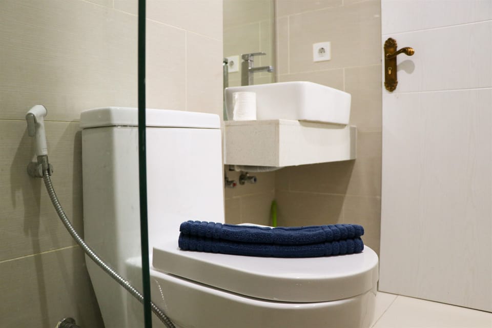 Studio | Bathroom | Shower, towels, soap, shampoo