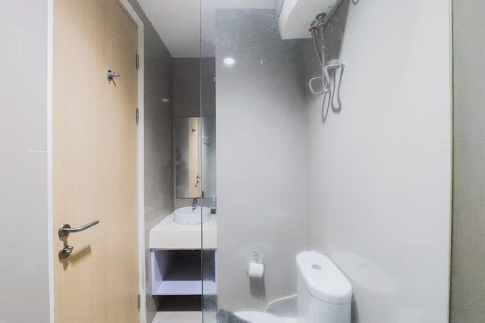 Studio | Bathroom | Shower, towels, soap, shampoo