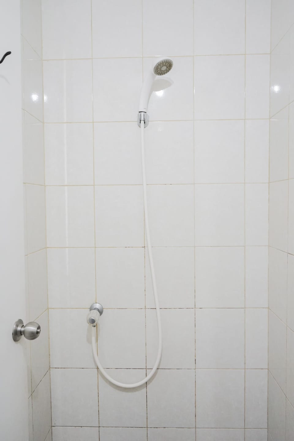 Studio | Bathroom | Shower, towels, soap, shampoo