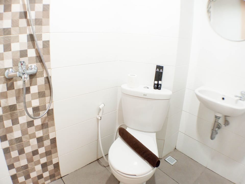 Studio | Bathroom | Shower, towels, soap, shampoo