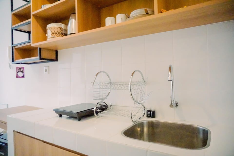 Studio, 1 Queen Bed | Private kitchen | Mini-fridge, stovetop, rice cooker