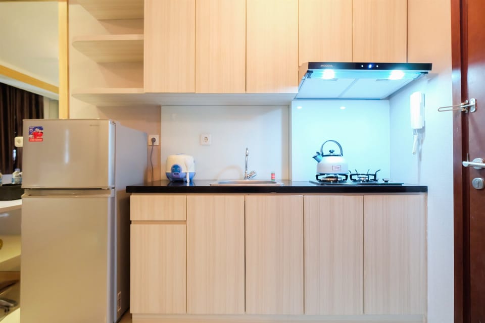 Studio | Private kitchen | Fridge, stovetop, dining tables
