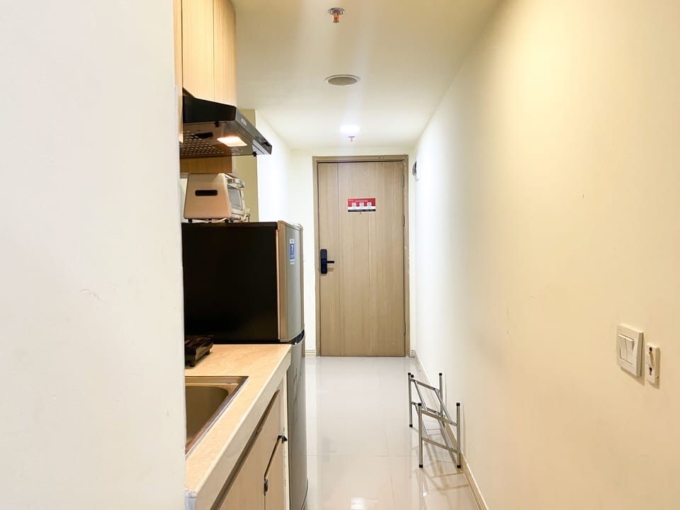 Apartment | Private kitchen | Fridge, stovetop, rice cooker, dining tables