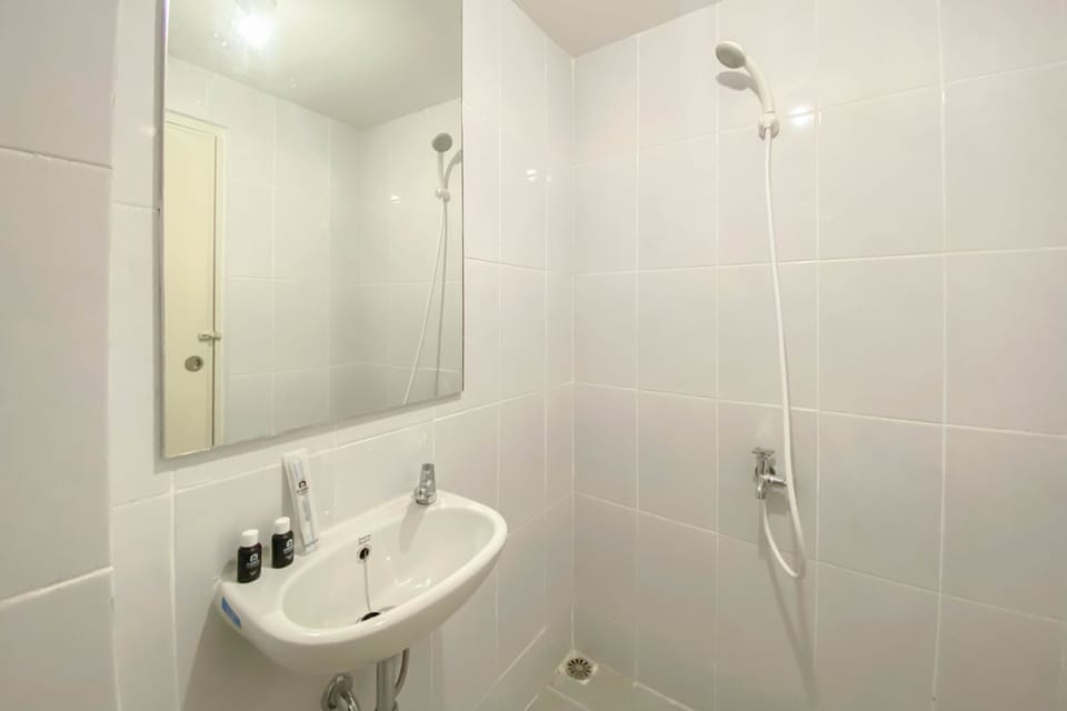 Studio | Bathroom | Shower, free toiletries, towels, soap