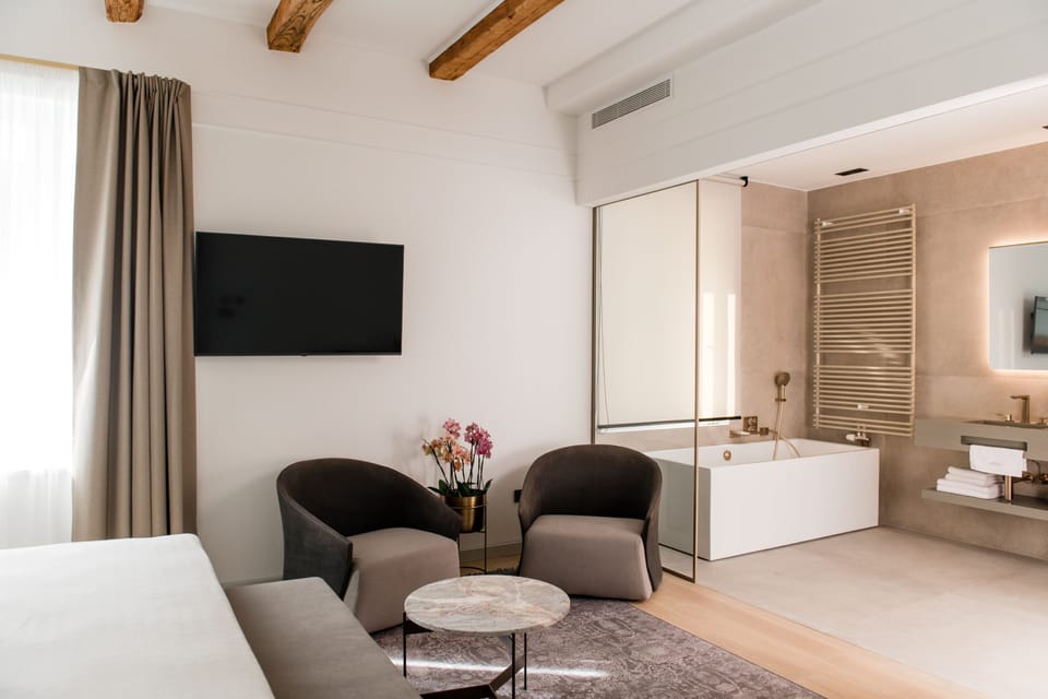 Deluxe Double Room with Bathtub A.G. Matos (first floor) | 1 bedroom, in-room safe, blackout drapes, soundproofing