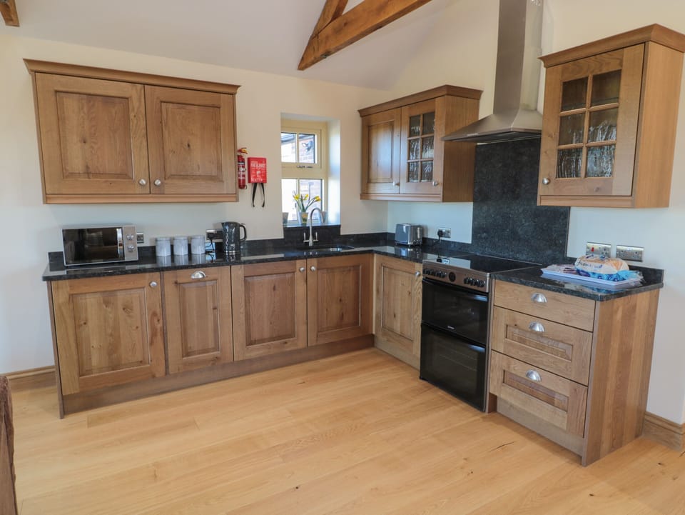 Cottage | Private kitchen | Dishwasher, electric kettle, toaster, cookware/dishes/utensils
