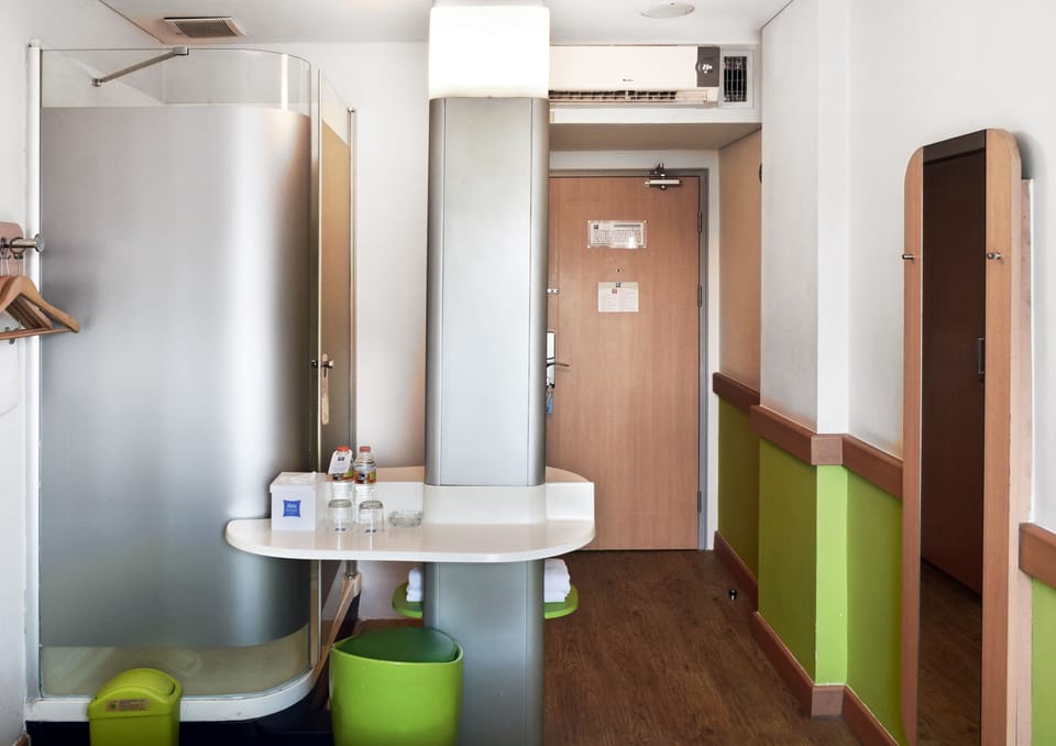 Standard Room, 2 Twin Beds | Desk, soundproofing, free WiFi, bed sheets