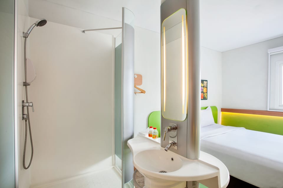 Standard Room | Bathroom | Shower, rainfall showerhead, eco-friendly toiletries, towels
