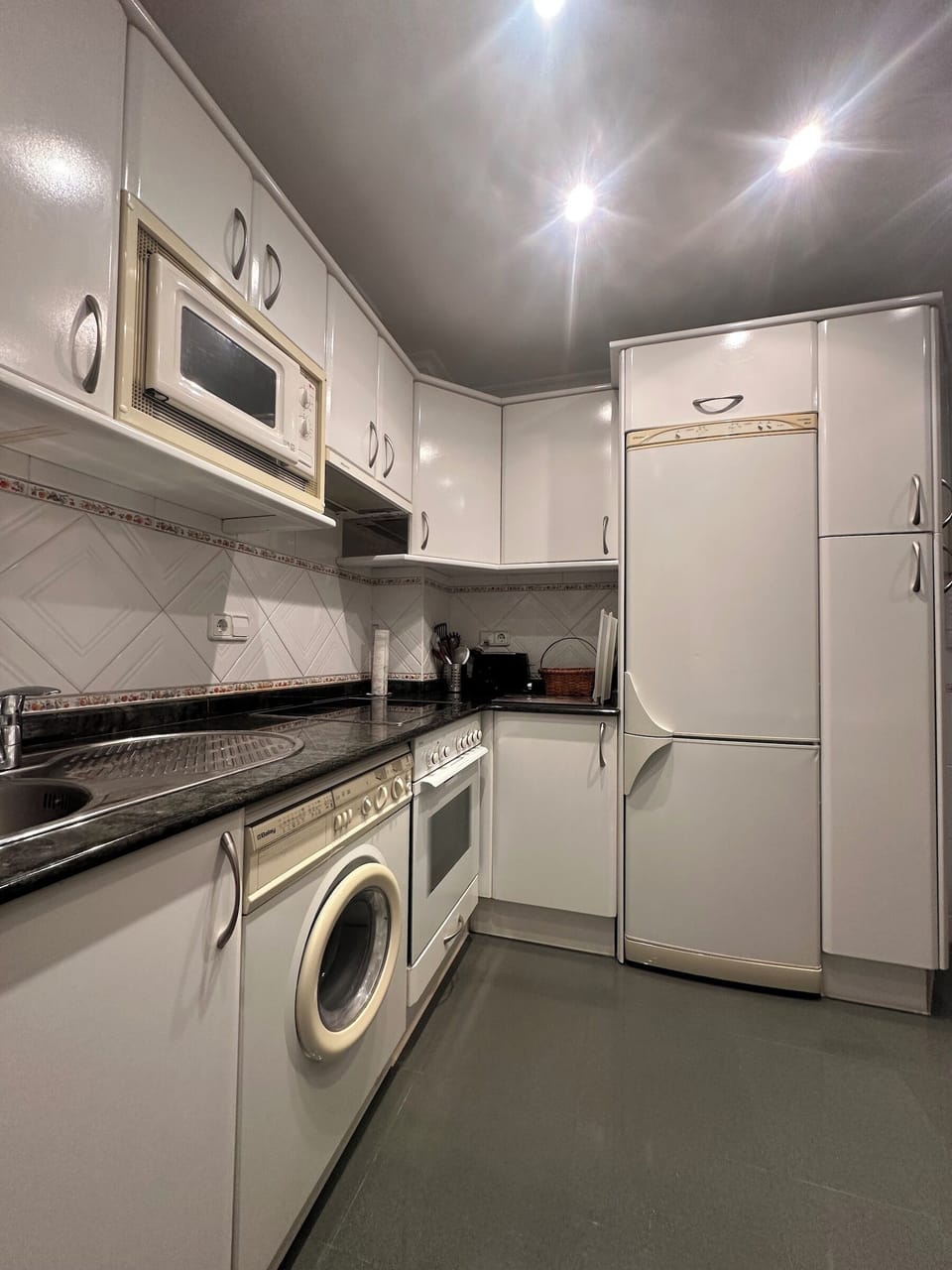 Full-size fridge, microwave, oven, stovetop